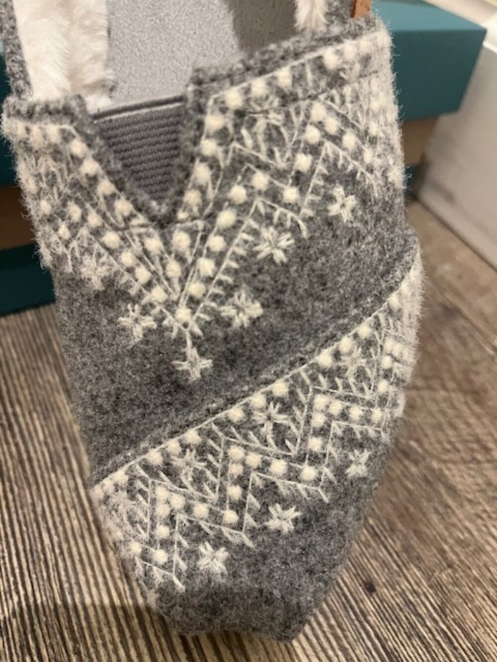 TOMS size 8.5 Felted Apargata Classic with Embroidery - Picture 5 of 8